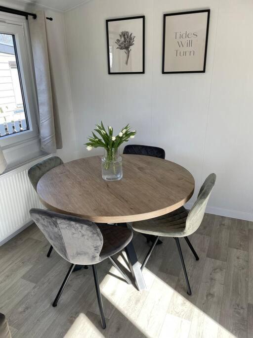 Cozy Chalet At The Beach In Petten, Netherlands エクステリア 写真